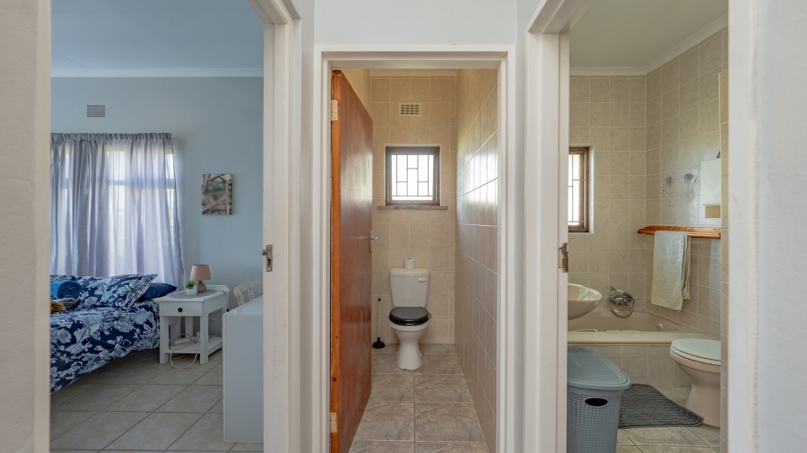 4 Bedroom Property for Sale in Struisbaai Western Cape